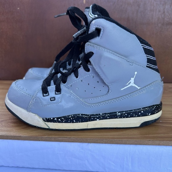 Air Jordan Kids Gray Basketball Shoes - Picture 3 of 7